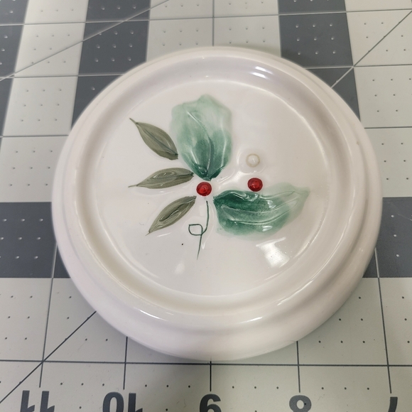 Pfaltzgraff Winterberry Embossed Coffee Tea Chocolate 12oz Mug Cover set - Lot 2 - Picture 8 of 13